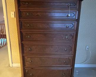 7 Drawer Traditional Dresser
