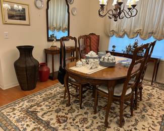 Traditional Dining Room Set
In excellent condition
4 ladder Back Chairs..
1 leaf.. perfect size for a small room