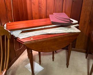 Very nice solid wood table with several leaves, in great condition. 