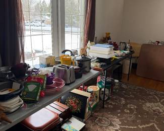 Lots of kitchen items 