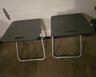 Short tray tables