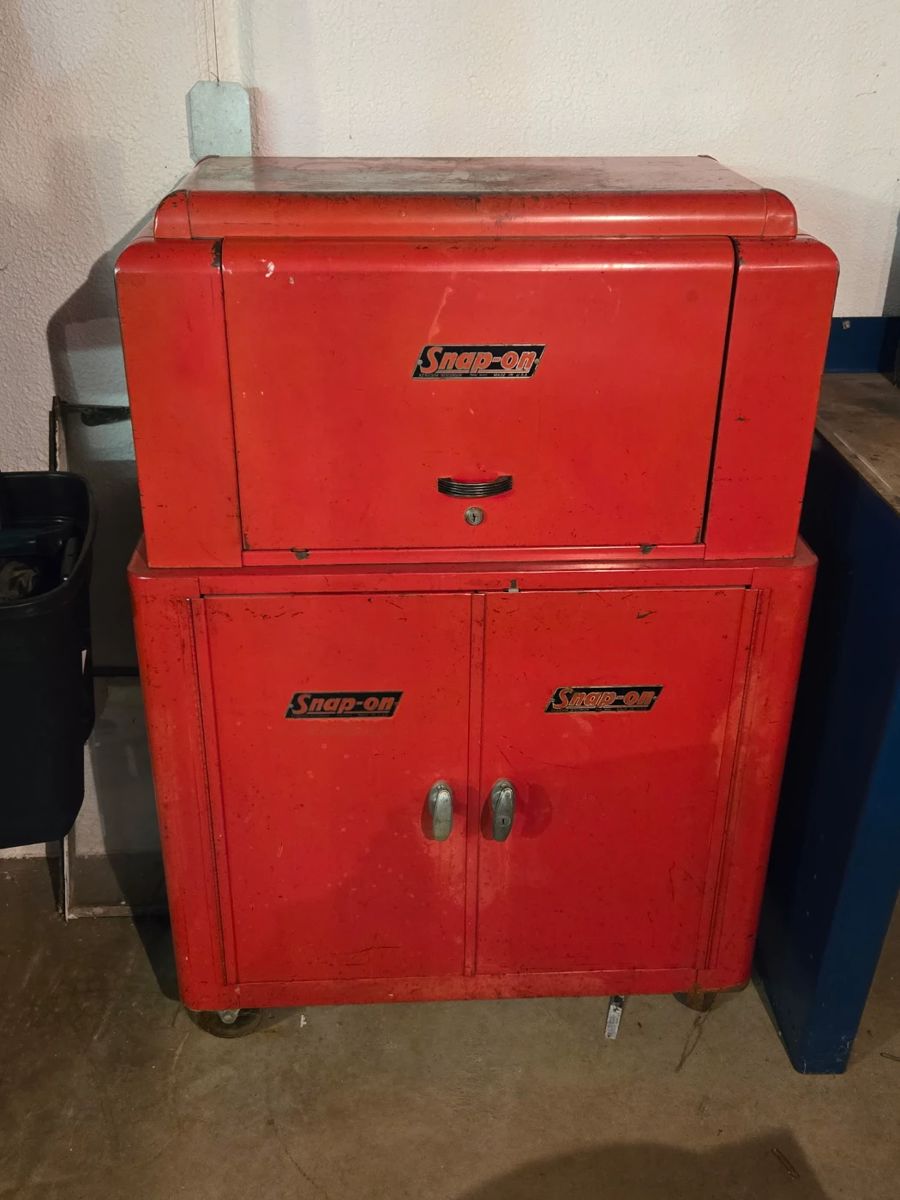 . . . vintage Snap-on tool chest -- what a find!