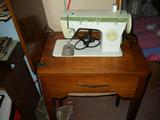 Singer sewing machine, Fashion Mate 252 in cabinet