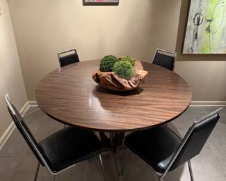 1970's CHROMCRAFT Round Dinette Table with 4 Chairs