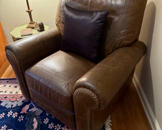 ROBINSON & ROBINSON Leather Pushback Recliner