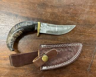 Curved Handle Hunting Knife w/Sheath