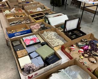 Costume Jewelry - Jewelry Boxes