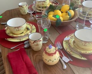 The table setting for the breakfast table.