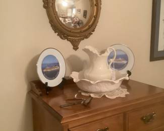 Round mirror.