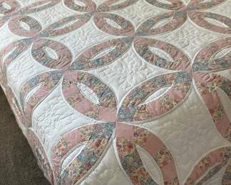 DOUBLE WEDDING RING PATTERNED QUILT | With pink and blue flower printed fabrics.
