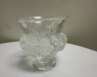 Lalique Crystal Bird Vase | Vintage Lalique Crystal Dampierre bird vase (Made in France)
Signed by artist: Etched "Lalique, France" on the underside. - h. 4.5 x w. 5.5 in