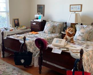 Twin Bed comforter set including pillows and shams