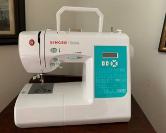 Singer Sewing machine with cover, booklet and foot pedal
