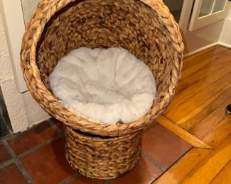 Your kitty will be sitting pretty in the two piece kitty p