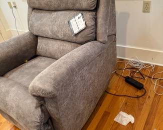 La Z Boy luxury lift/recliner. Excellent shape.