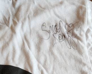 Snoop Dogg signed t-shirt