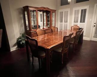 Absolutely stunning THOMASVILLE dining table… With multiple leaves for those big events or  grand spaces, but can also be used at a more reasonable size. 