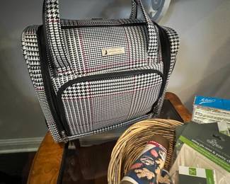 Nice modern London fog travel bag in throwback houndstooth fabric! 