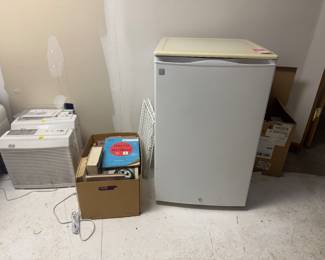 Mini fridge $20.00