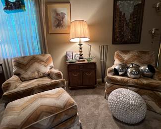 These Italian themed (crushed Velour ?) club chairs are awesome… They were custom-made by Fort Worth’s own Brandt furniture… Usually noon for a Rancho… These were definitely a rare testimony made peace during their brief era of independently steered custom order production
