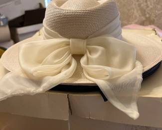 Fun Wide brimmed big bow hat