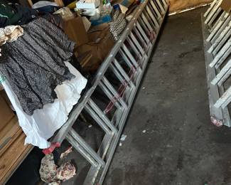 Aluminum extension ladders