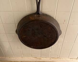 Large Griswold cast iron frying pan