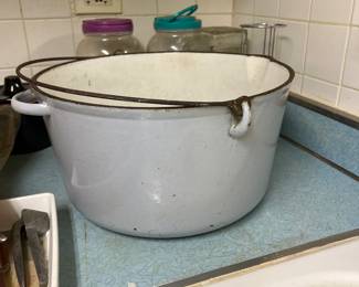 Vollrath Powder blue 20 quart enamelware cast iron soup pot with handle 