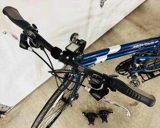 Barely used Montague Navigator folding bike with Like New carrying bag