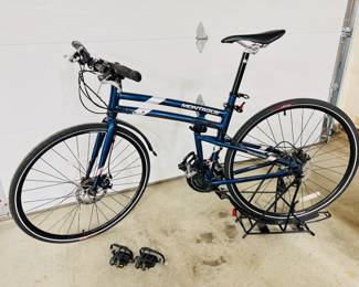Barely used Montague Navigator folding bike with Like New carrying bag