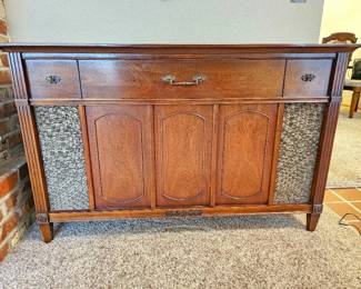 27 1961MagnavoxMicromaticImperialConsoleAMFMStereoRecordPlayer