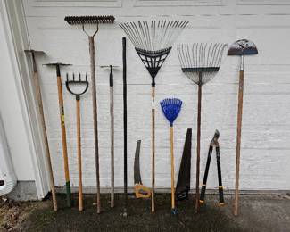 79 13GardenToolsSpreaderGardenBench