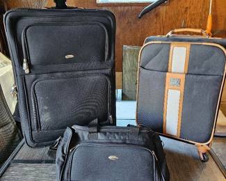 51 SetOfBarelyUsedLuggage