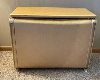 97 VintageClothesHamperBench