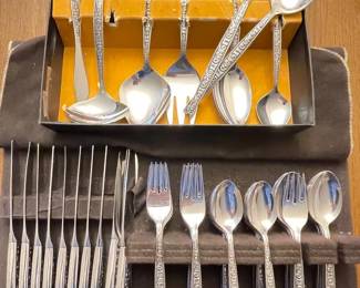 12 StainlessbyInternationalDeluxeFlatwareSetwithServingPieces