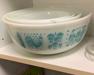 Vintage set of Pyrex princess nesting mixing bowls, set of four