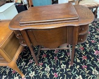 Sewing Machine w/ Oak Case