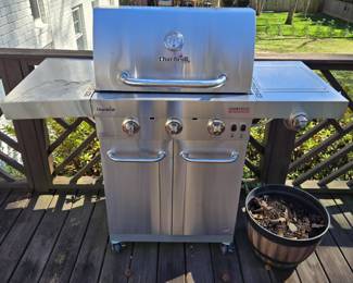 Char-Broil Commercial Tru-Infrared w/ side burner - Excellent Condition