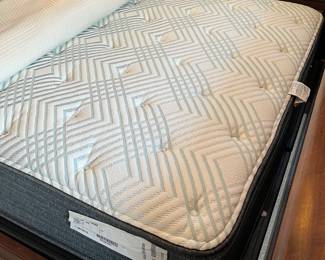 Queen mattress (never used!)