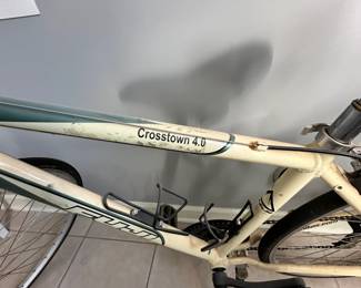 R30 - $100. Fuji Crosstown 4.0 Track Bike. Very light frame. 
