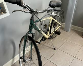 R30 - $100. Fuji Crosstown 4.0 Track Bike. Very light frame. 