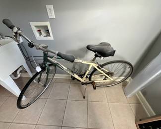 R30 - $100. Fuji Crosstown 4.0 Track Bike. Very light frame. 