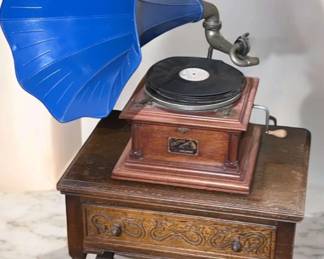 Vintage Victor Gramophone With Table