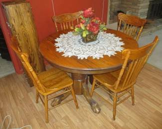 Oak Dinette Table with (6) Chairs & (4) Leafs