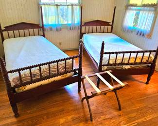 Stunning pair of Classical Jenny Lind Bobbin Turned Spindle Twin Size Beds. Both in fantastic condition.