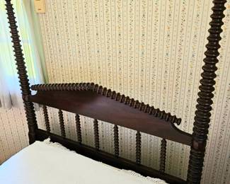 Stunning pair of Classical Jenny Lind Bobbin Turned Spindle Twin Size Beds. Both in fantastic condition.