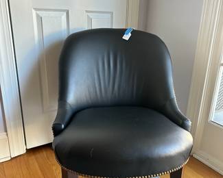 B11 - $250.  Leather Craft Furniture Land South Chair.  Great condition.  Measures 24" wide x 25" deep x 29" tall. 
