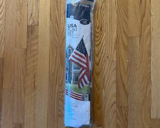 B158 - $10. USA Flag Set New in Package. 
