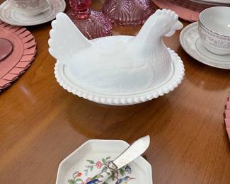 Hen on nest dish 