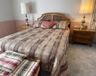 Queen size bed by Hibriten